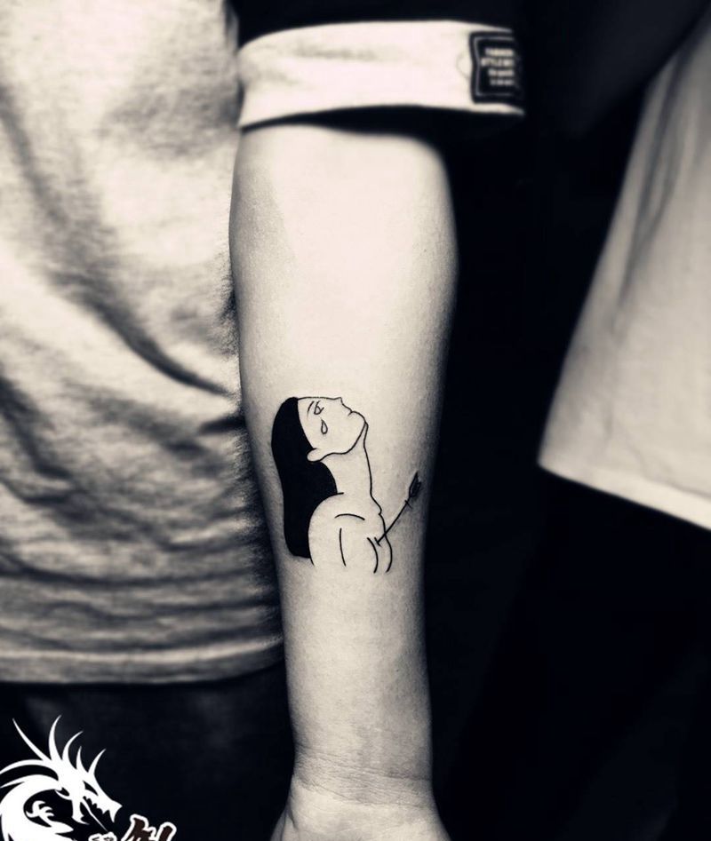 受伤的美女纹身图片