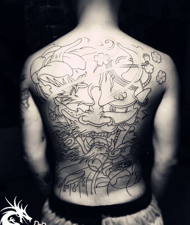 满背线条纹身图片