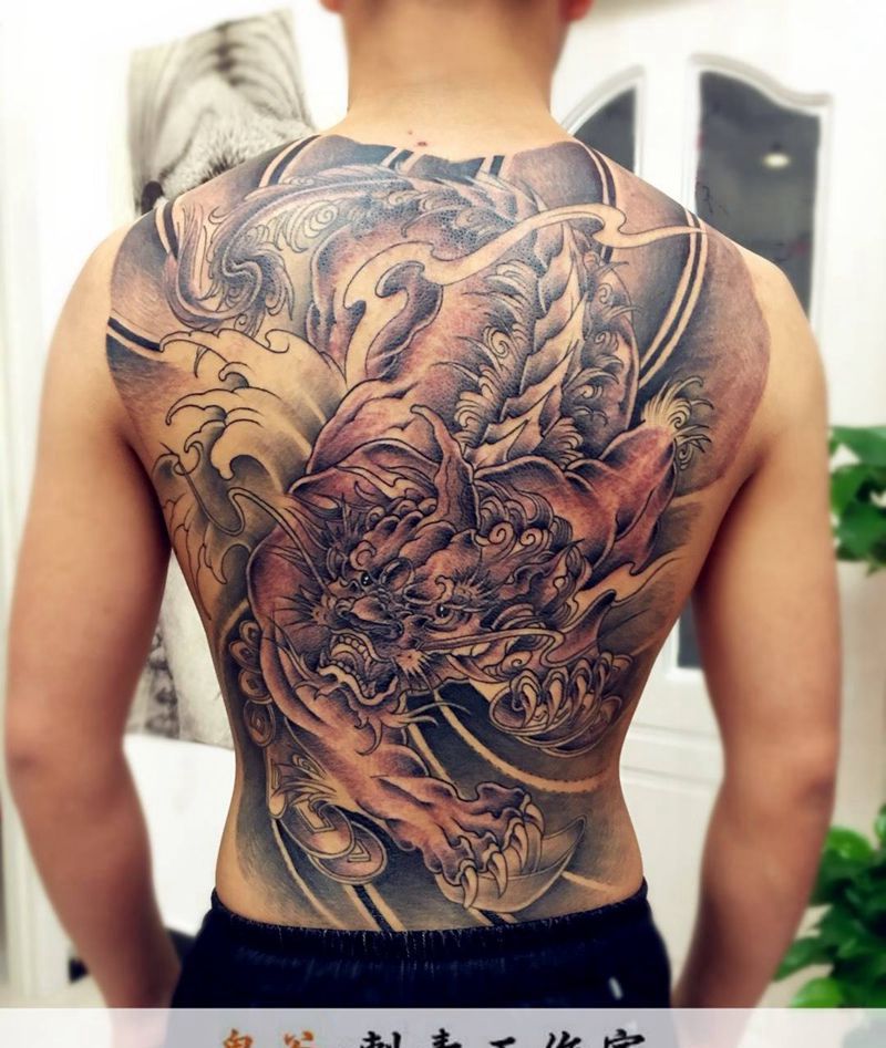 满的背纹身图片