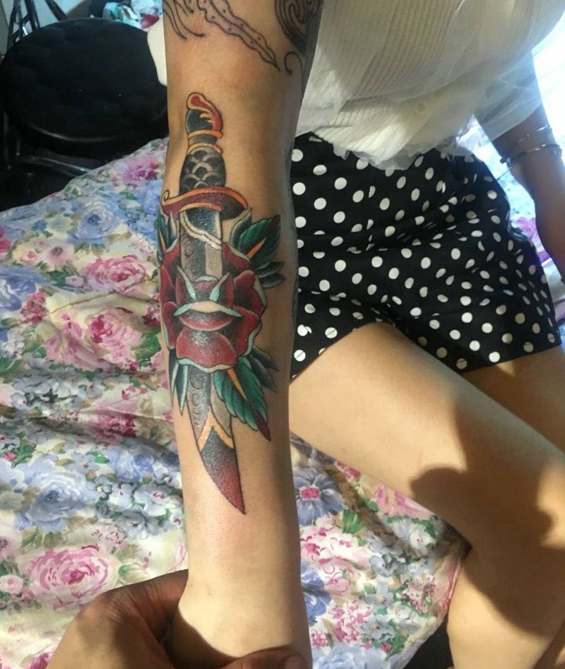 带刺的玫瑰纹身图片