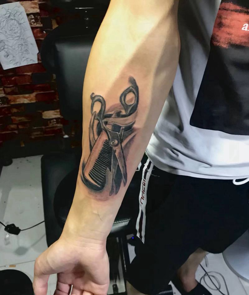 剪刀 梳子纹身图片_手臂欧美写实剪刀理发梳子纹身图案