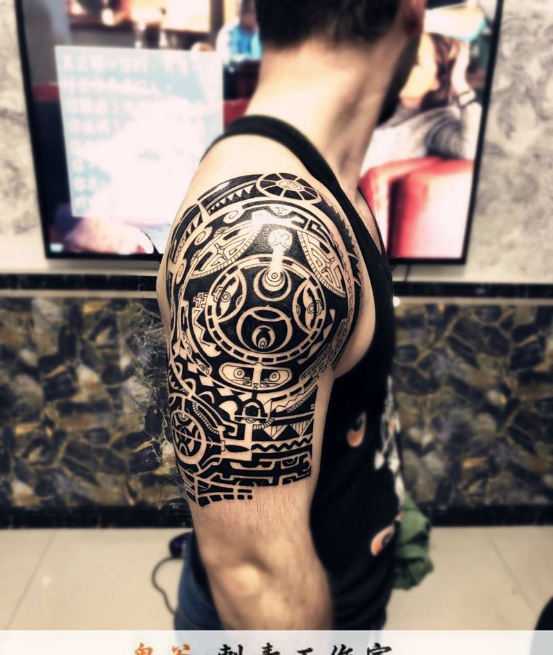 美国哥们大臂图腾纹身图片