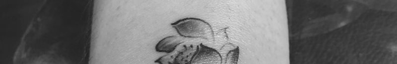 手腕写意小莲花纹身图片