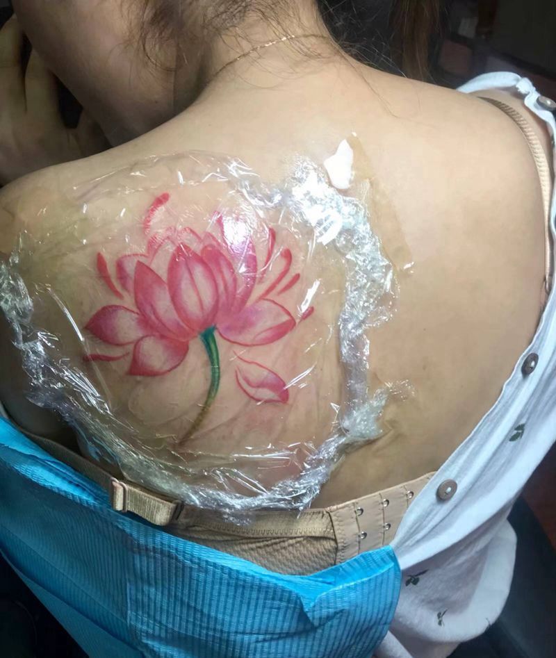 荷花纹身图片_肩部新传统荷花纹身图案