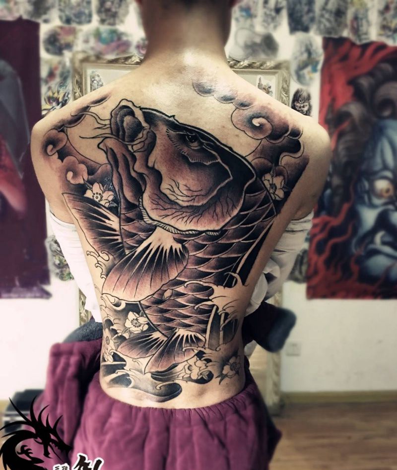 满背重量级大鱼纹身图片