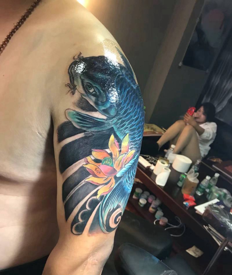 暴力遮盖 鲤鱼纹身图片_肩部手臂新传统暴力遮盖鲤鱼纹身图案