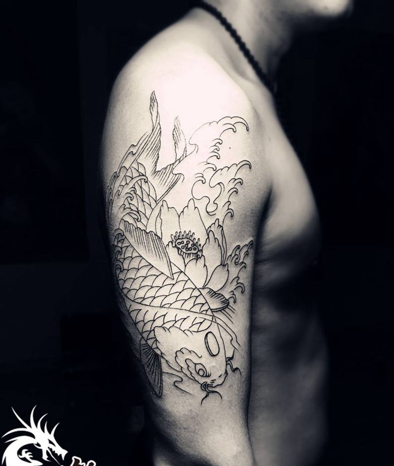 大臂鲤鱼割线纹身图片