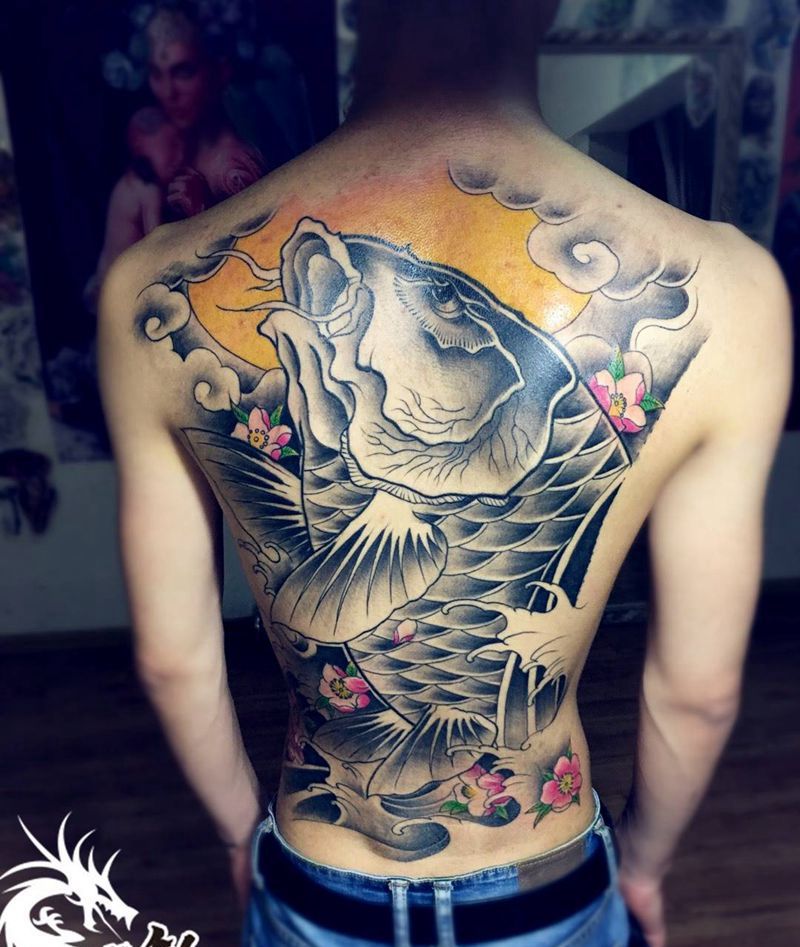 满背重量级大鱼完活纹身图片