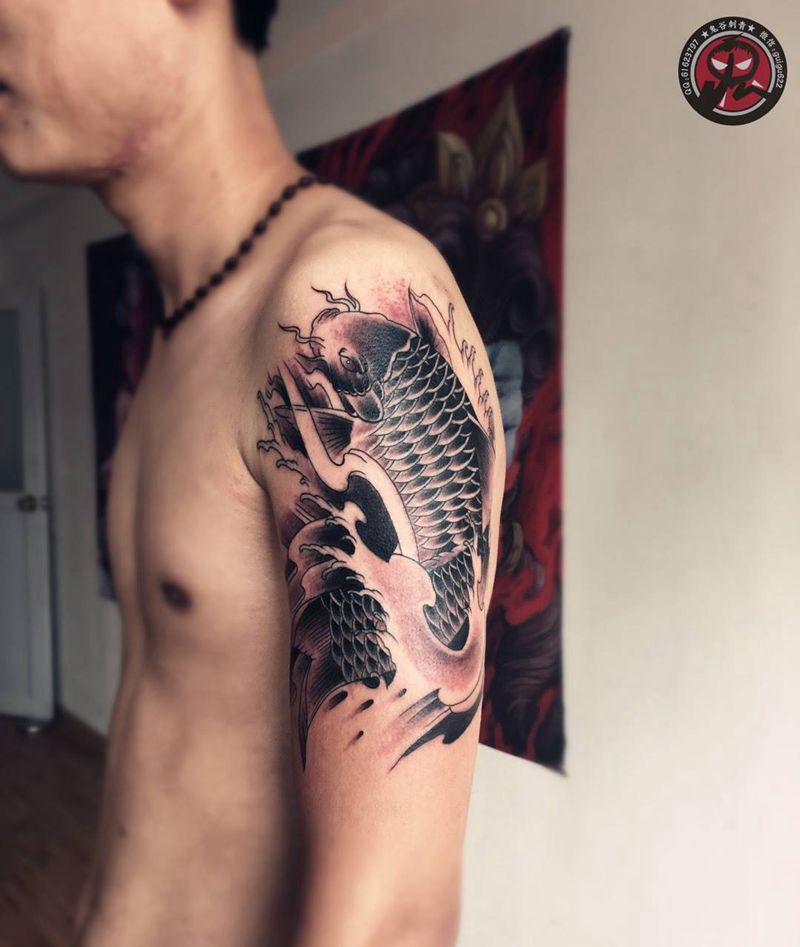 大臂鲤鱼纹身图片_成品手臂传统动物纹身图案