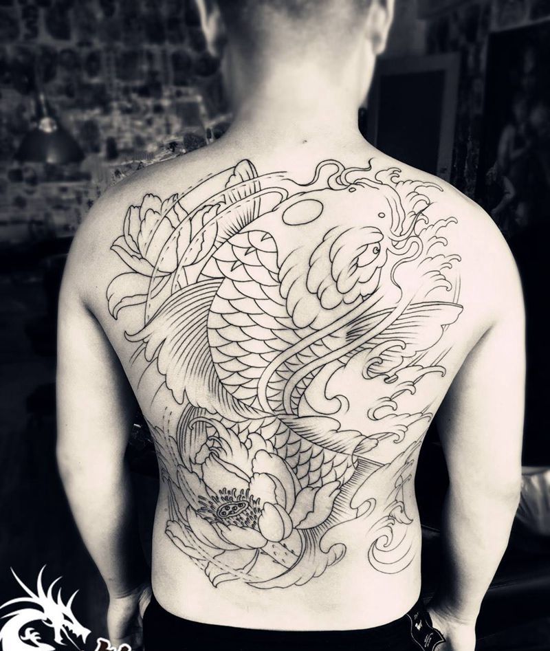 满背鲤鱼初步线条完成纹身图片