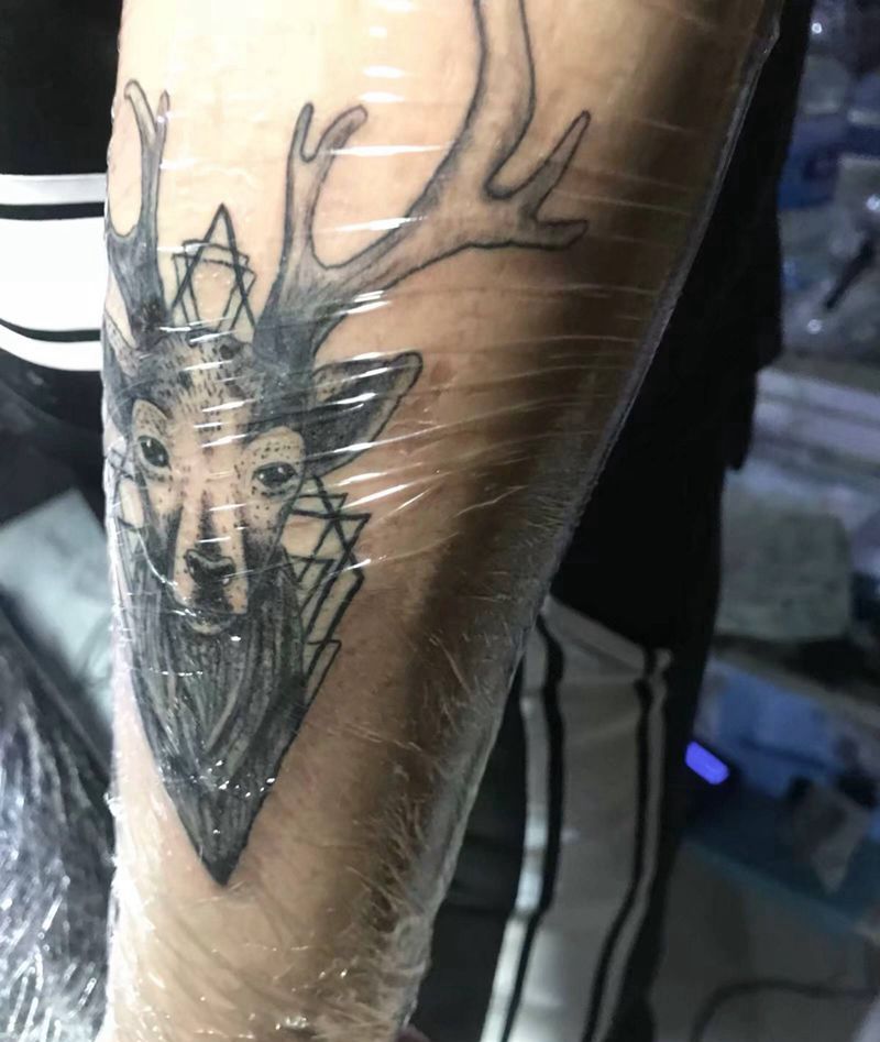 麋鹿纹身图片_手臂点刺几何鹿点刺纹身图案