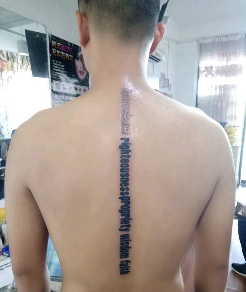 脊椎字母纹身图片