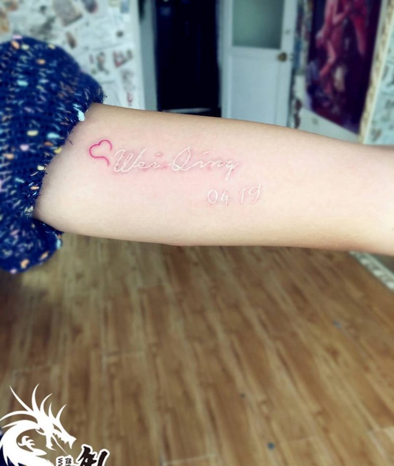 白色英文纹身图片