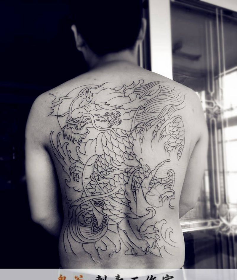 满背线条纹身图片