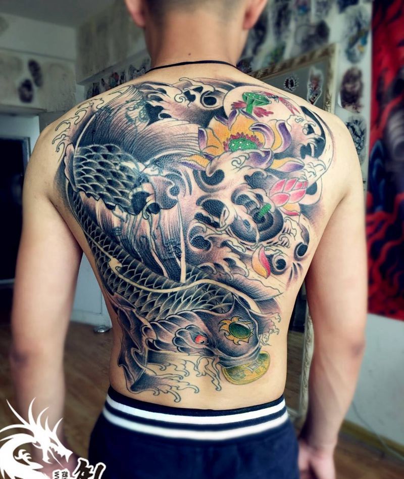 满背鲤鱼纹身图片