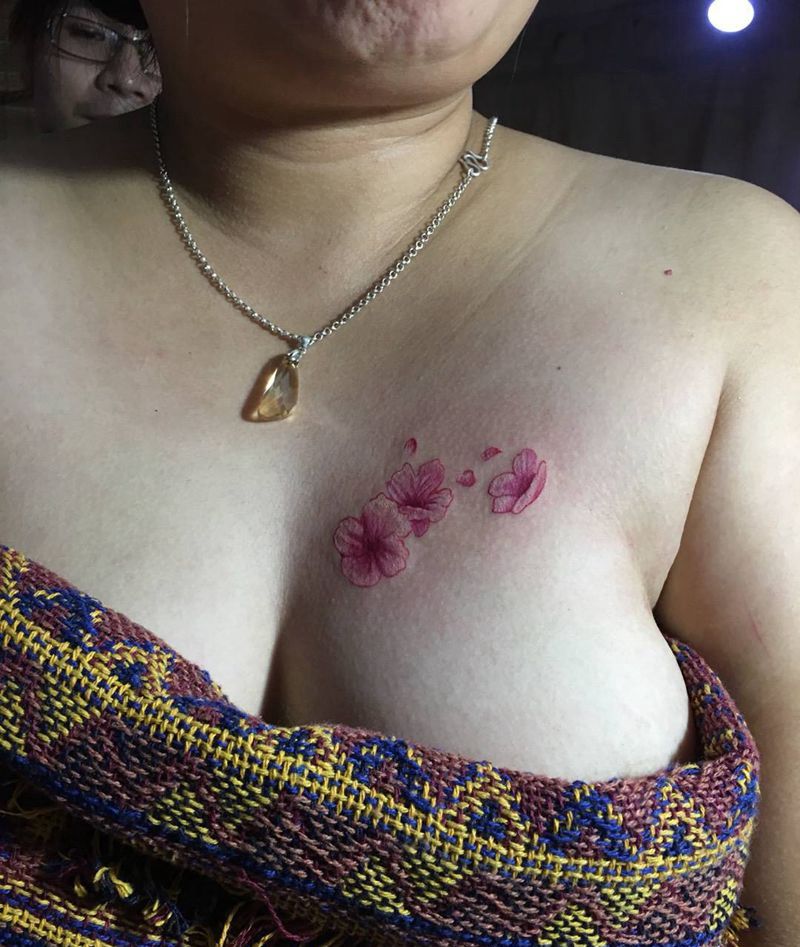 胸前小花纹身图片