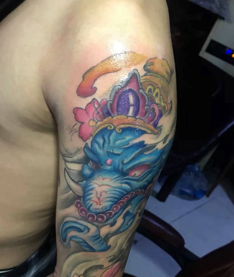 象神 黑白上彩色。纹身图片_肩部手臂新传统象神纹身图案