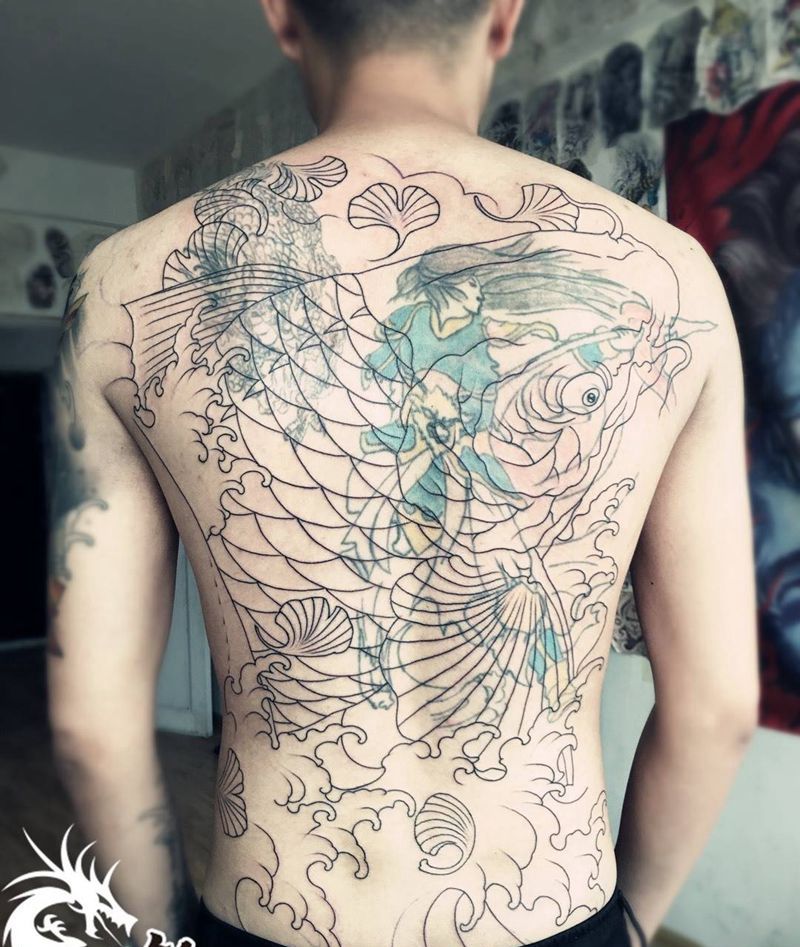 满背重量级大鱼遮盖初步线条完成纹身图片