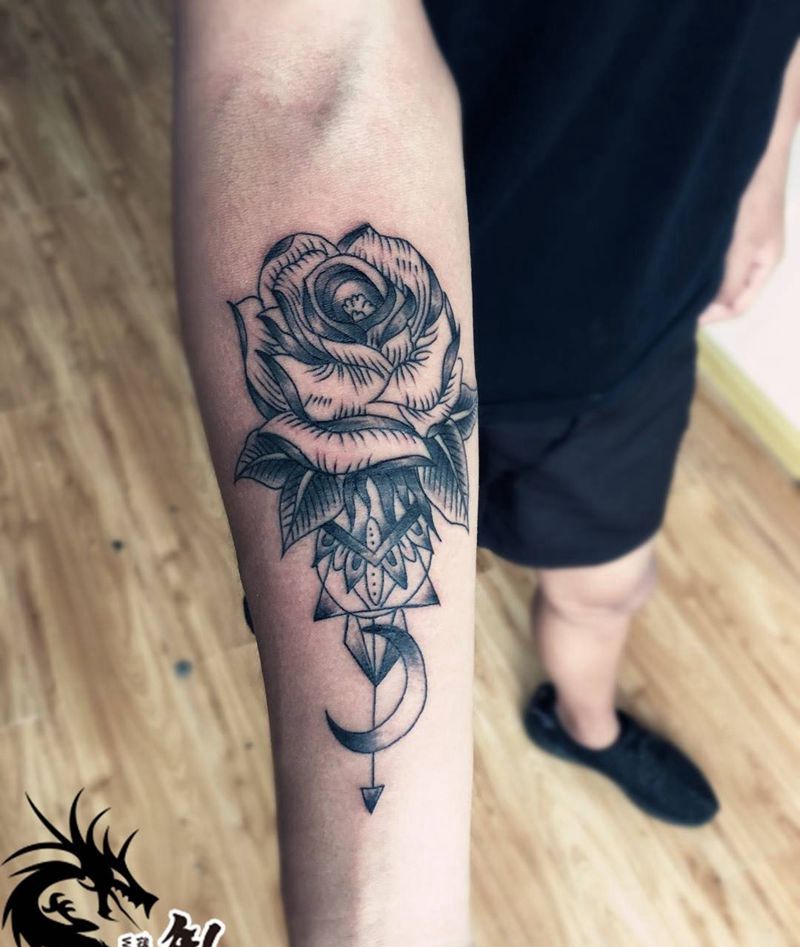 小臂欧美玫瑰纹身图片