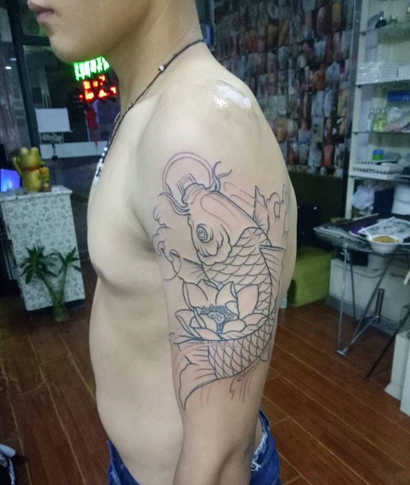 大臂锦鲤线条纹身图片