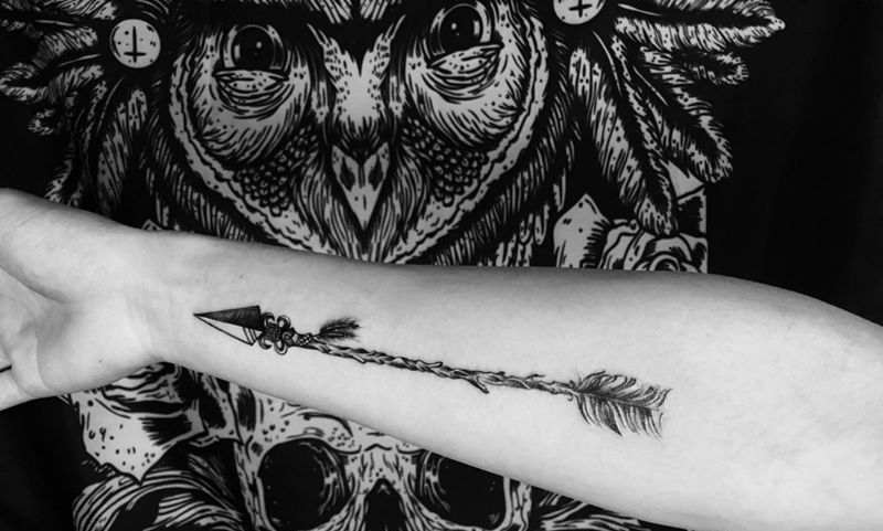 一只穿云箭纹身图片