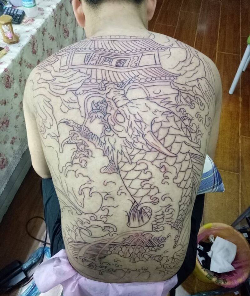 满背线条 熬鱼纹身图片