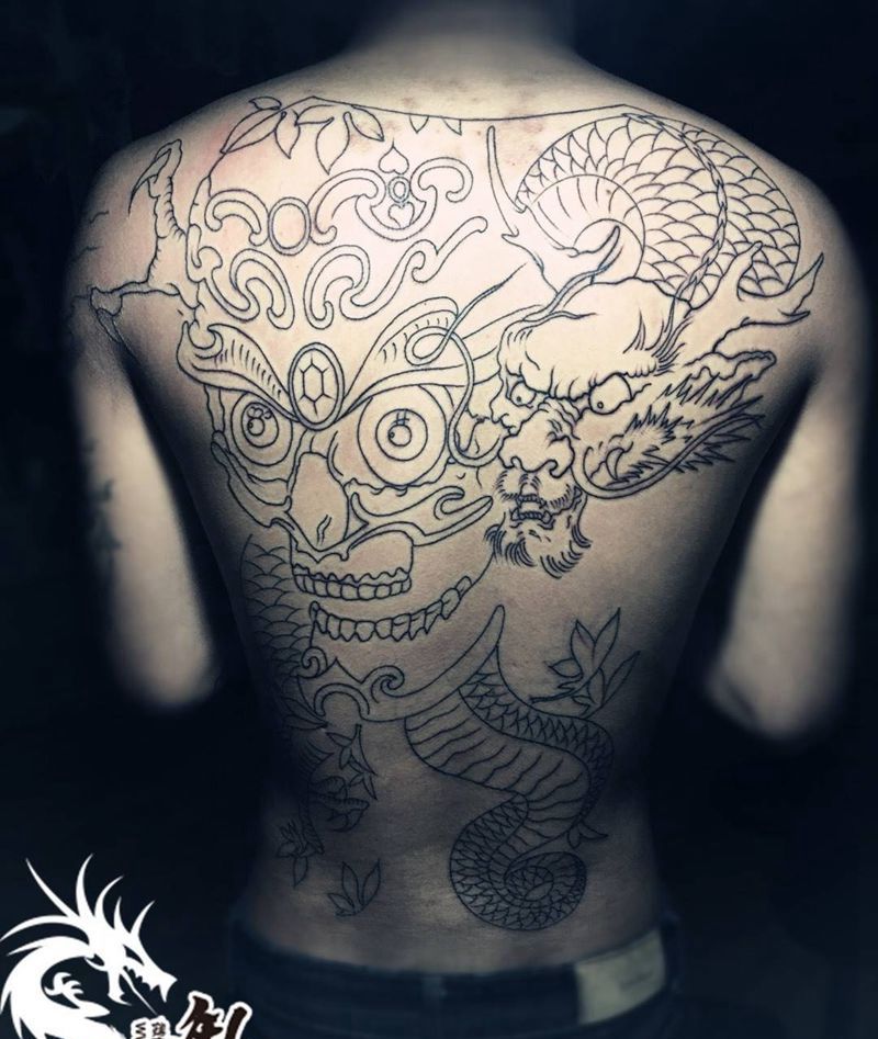 满背割线纹身图片