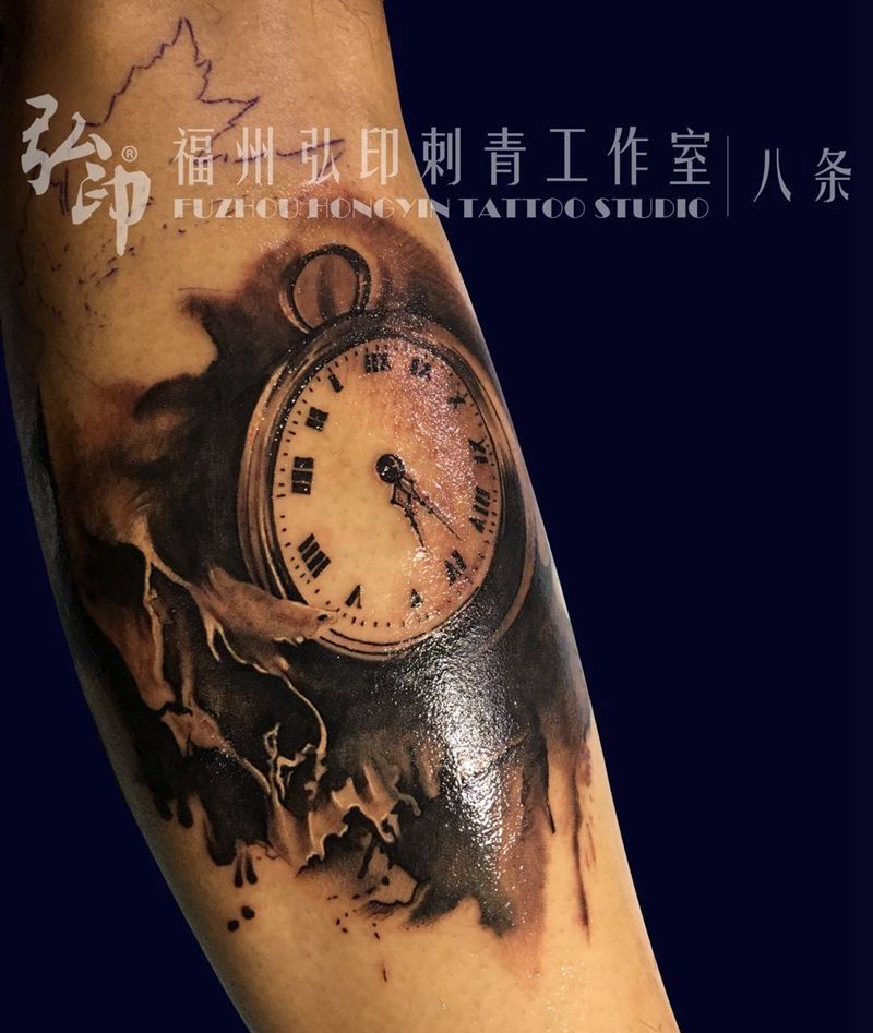 欧美写实 骷髅与钟纹身图片