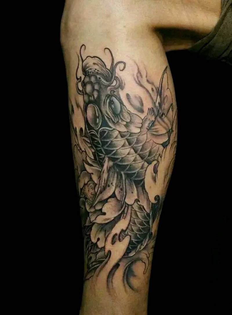 鱼莲花。纹身图片