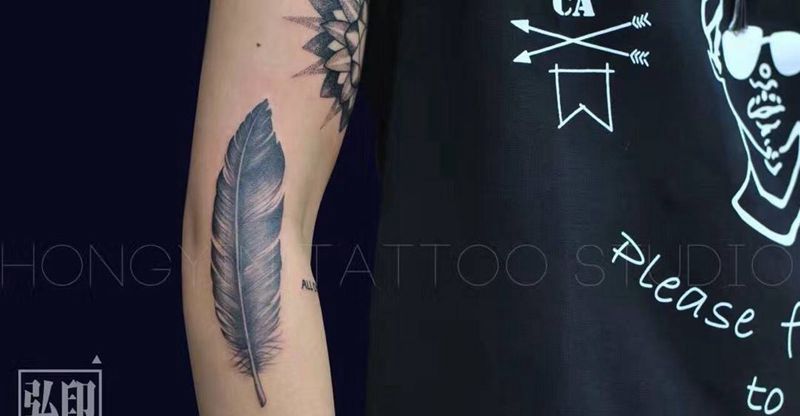 手臂羽毛+曼达拉点刺纹身图片_成品手臂清新几何图腾点刺纹身图案