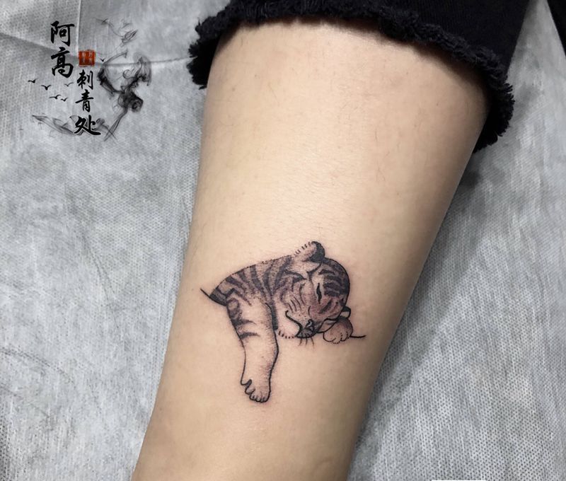 点刺老虎纹身图片_脚部点刺纹身图案