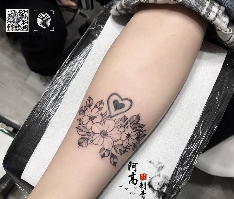 素花纹身图片_手臂点刺纹身图案