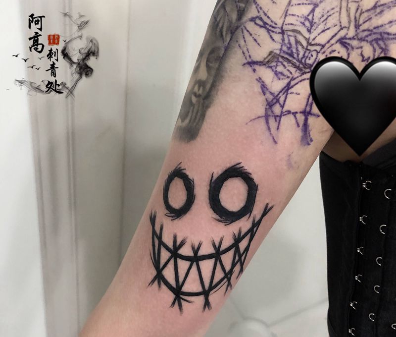 笑脸纹身图片_手臂几何纹身图案