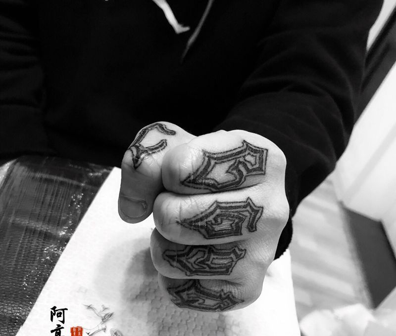 奇卡诺花体字纹身图片_手部花体字纹身图案