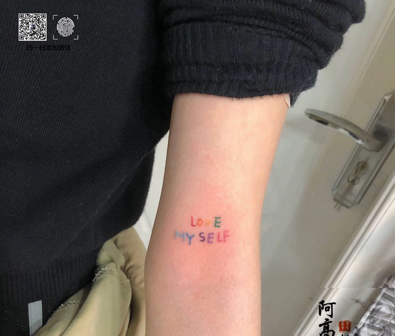 彩虹色英文纹身图片_手臂花体字水彩纹身图案