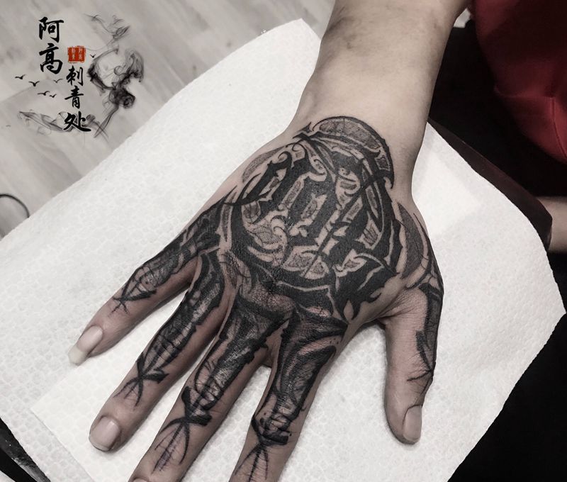 暗黑奇卡诺花体字纹身图片_手部花体字纹身图案