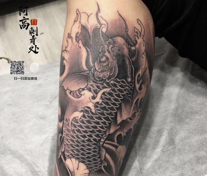 鲤鱼纹身图片_腿部新传统纹身图案