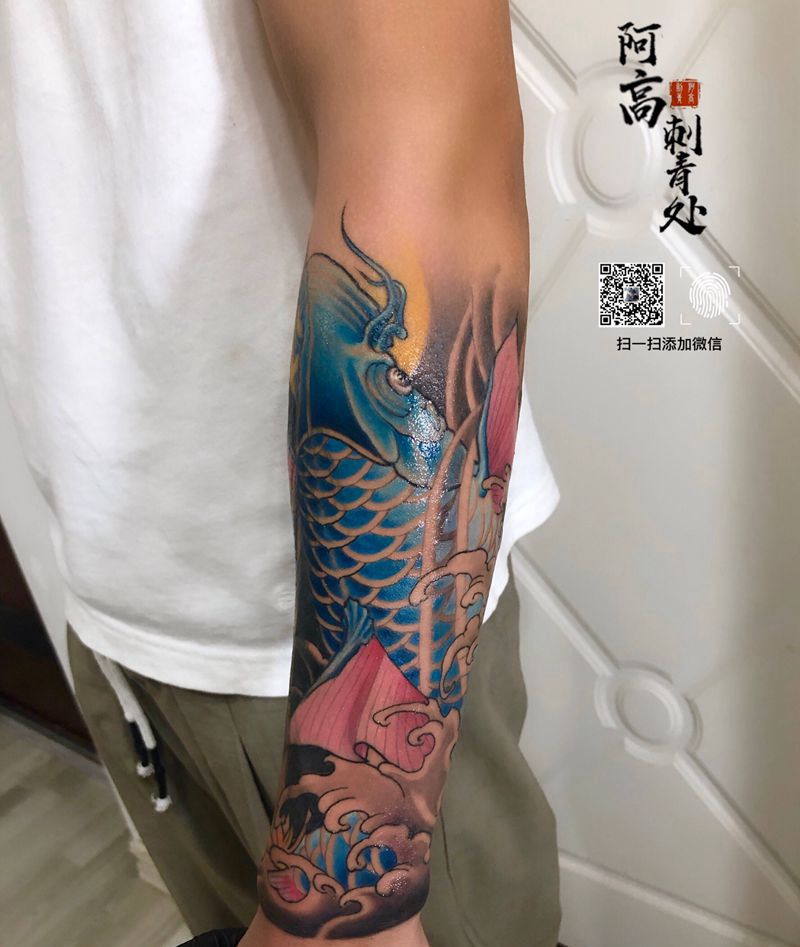 遮盖彩色鲤鱼纹身图片_手臂新传统纹身图案