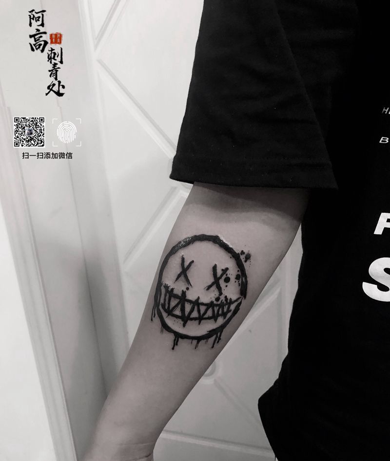 泼墨   死亡微笑纹身图片_手臂水墨纹身图案
