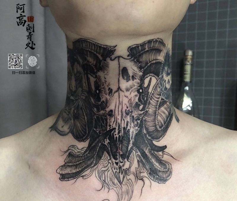 羊纹身图片_颈部点刺New School纹身图案