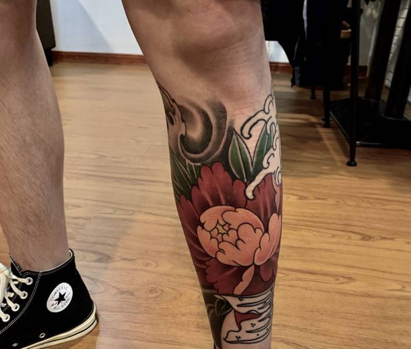 牡丹纹身图片_腿部新传统老传统牡丹纹身图案