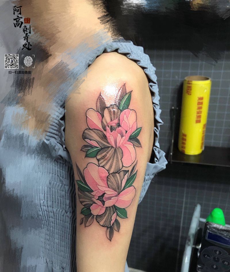 粉素花纹身图片_手臂水彩点刺纹身图案