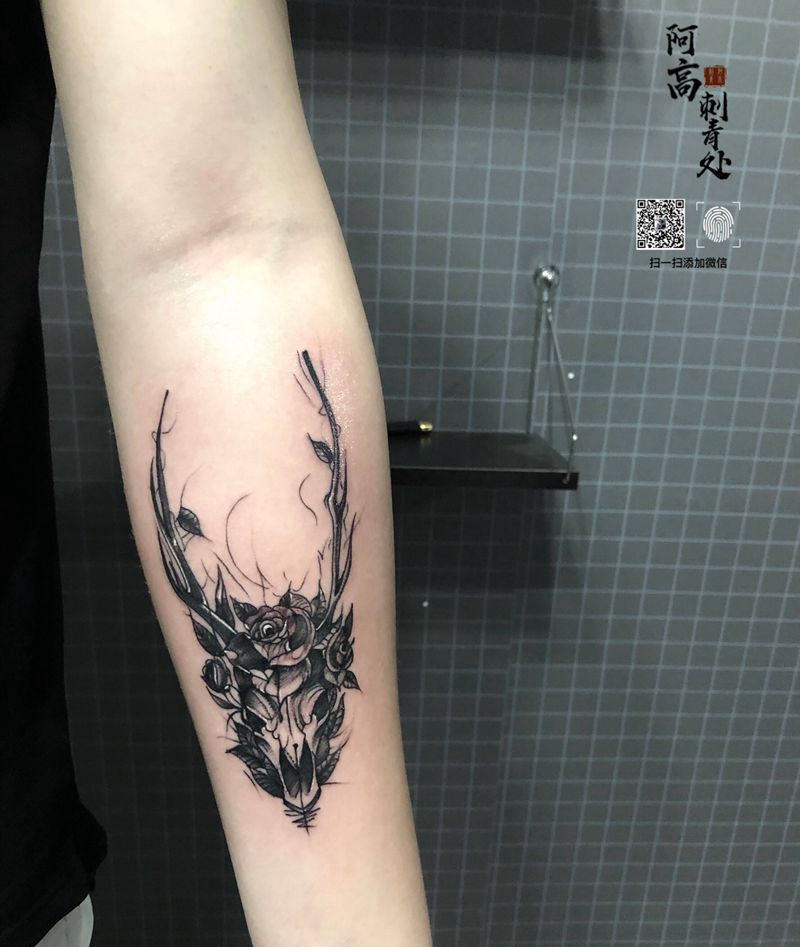 暗黑鹿纹身图片_手臂点刺New School纹身图案