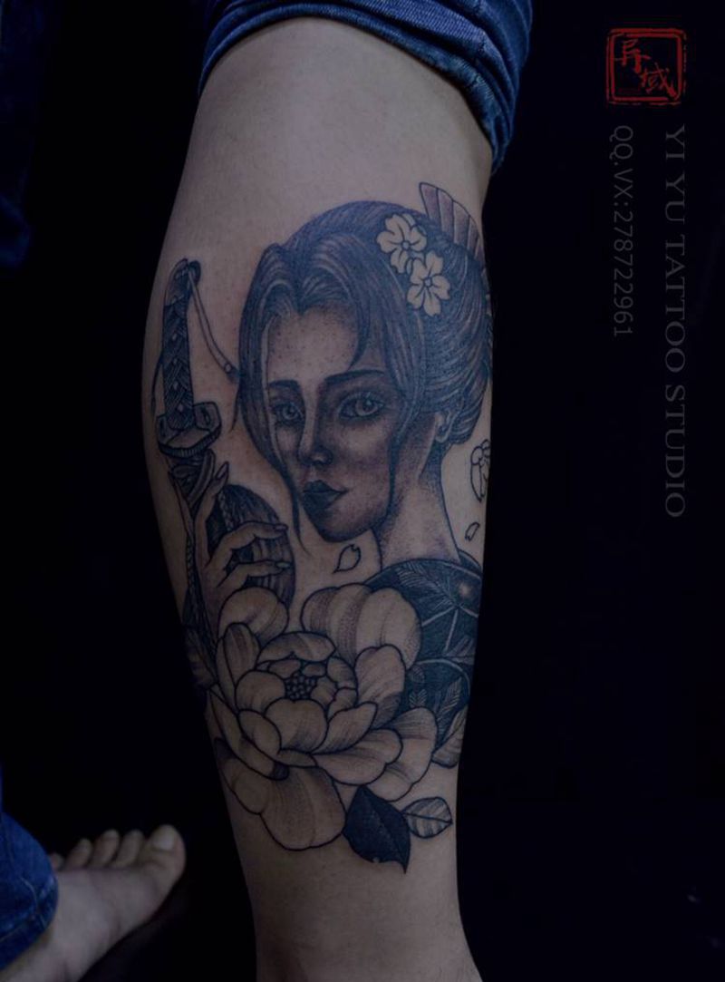 武士侍女纹身图片_脚部纹身图案