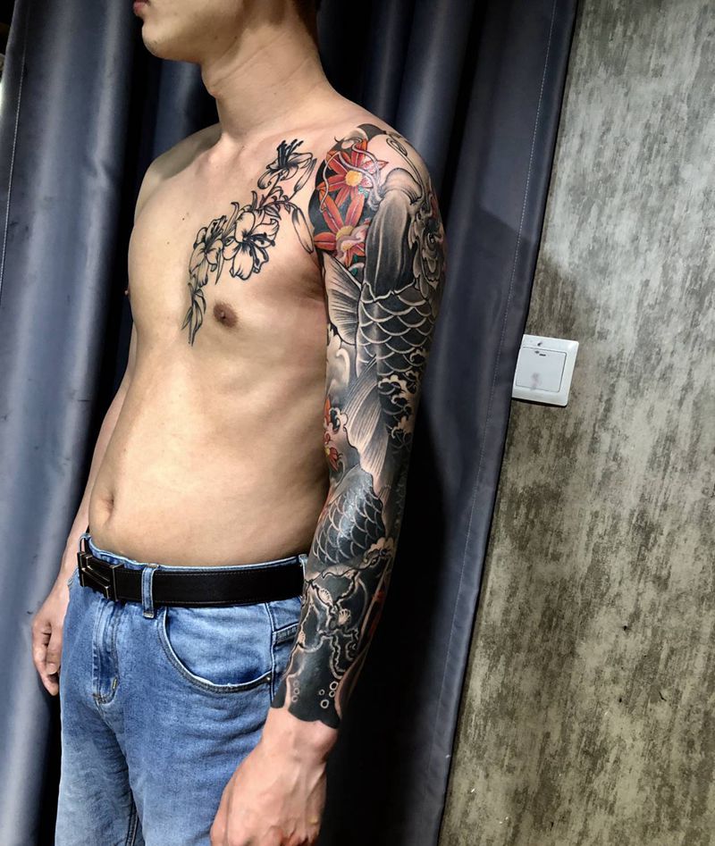 鲤鱼花臂纹身图片_手臂新传统纹身图案