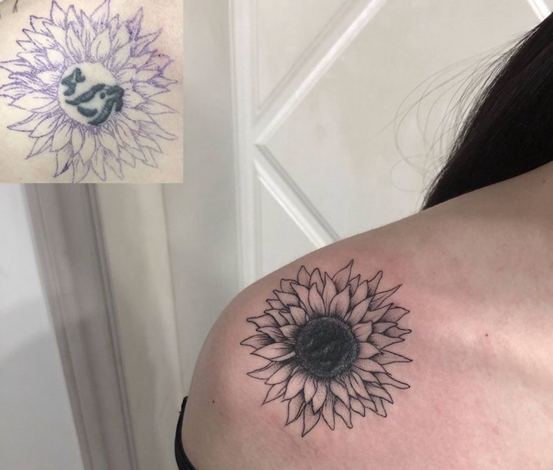 向日葵遮盖纹身图片_肩部点刺纹身图案