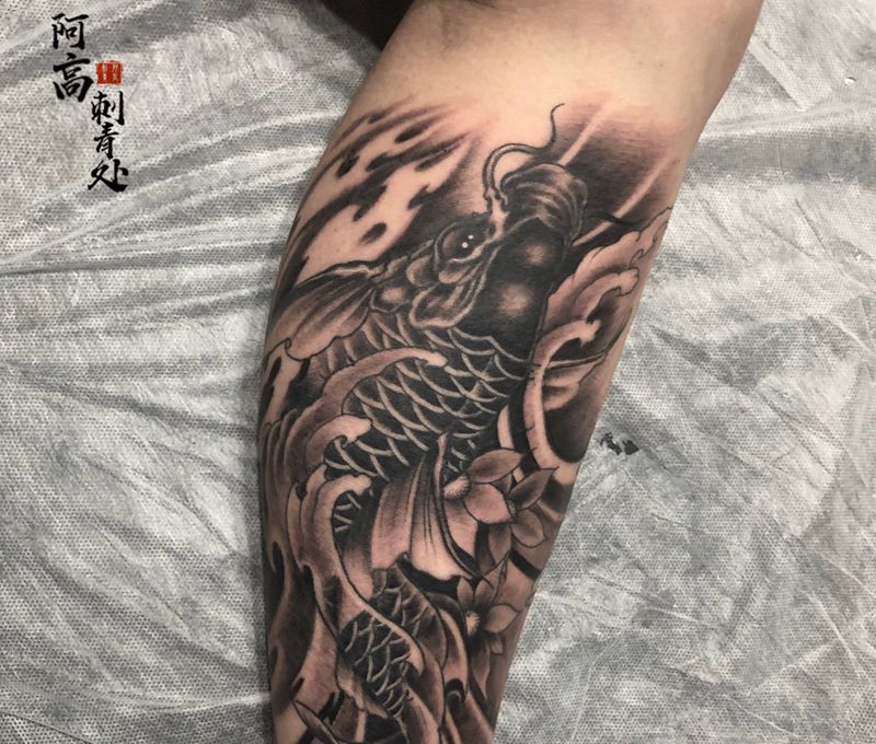 新传统鲫鱼纹身图片_腿部新传统纹身图案