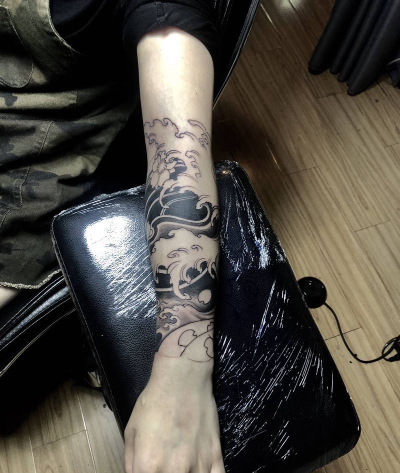 美女的浪臂纹身图片_手臂纹身图案