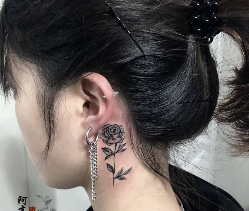耳后素花纹身图片