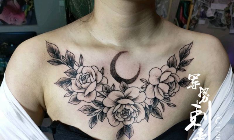 素花纹身图片_胸部纹身图案